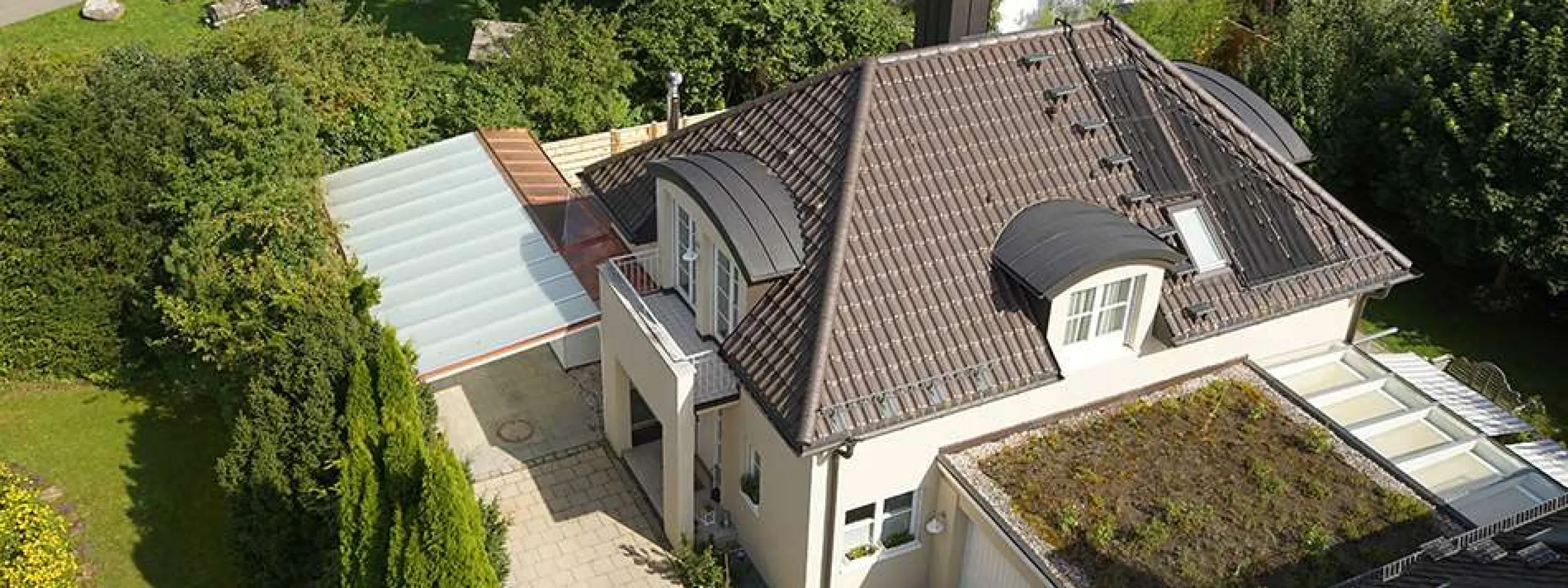 Carport mit integriertem Gartenhaus und Pergola in Grünwald