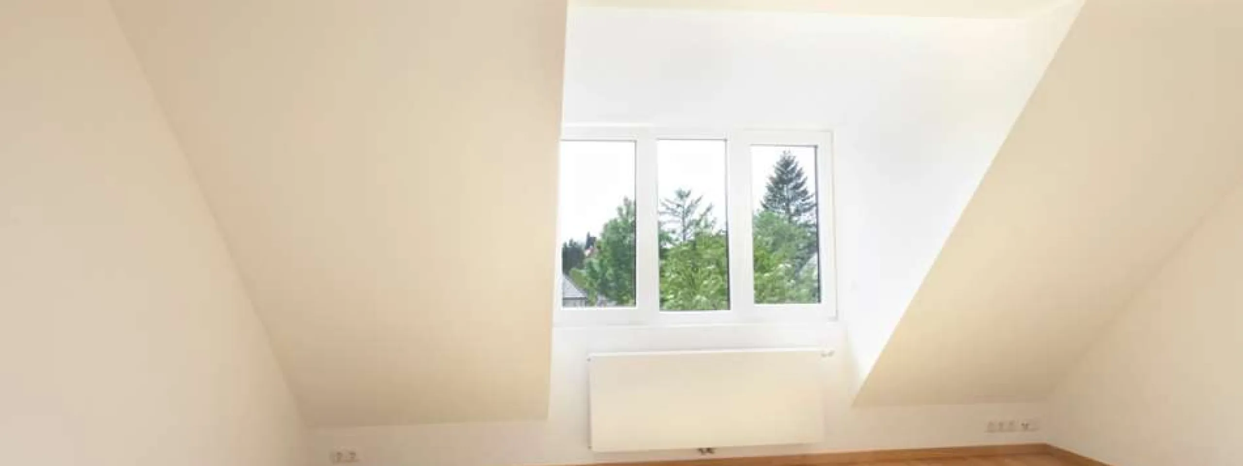 Helles Wohndachgeschoß mit Schleppdachgaube