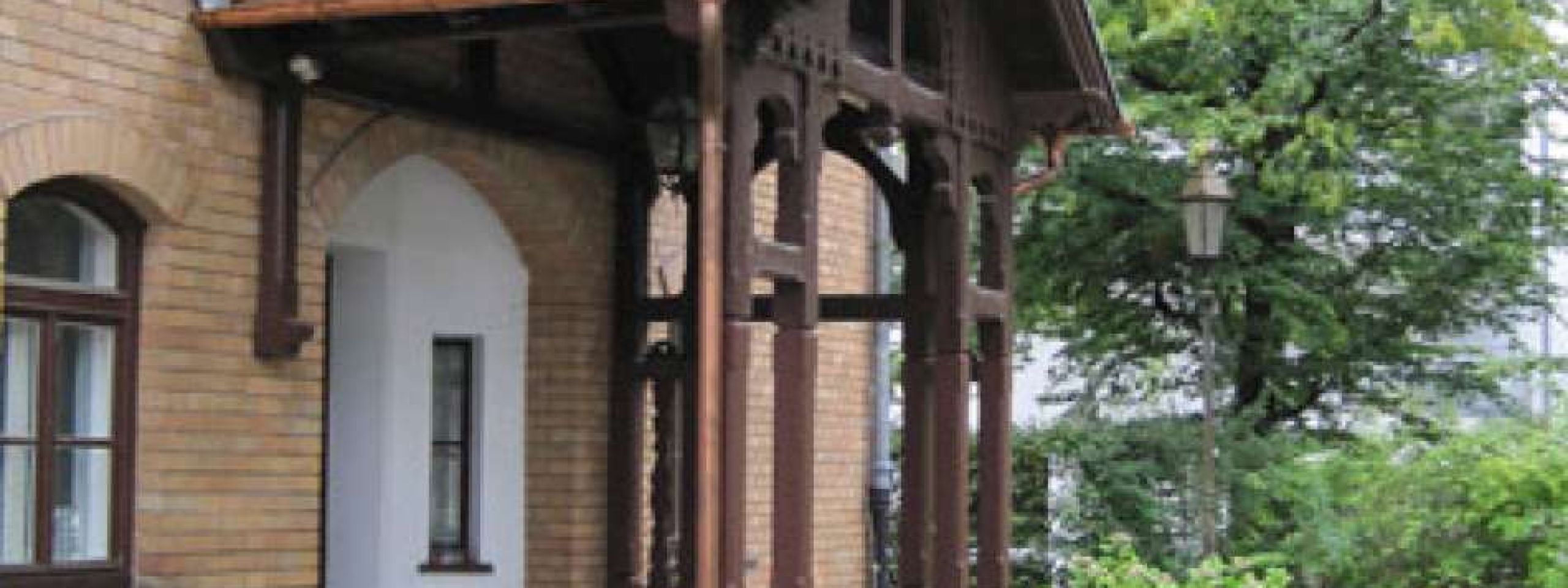 Sanierung der denkmalgeschützten Hauseingangsüberdachung